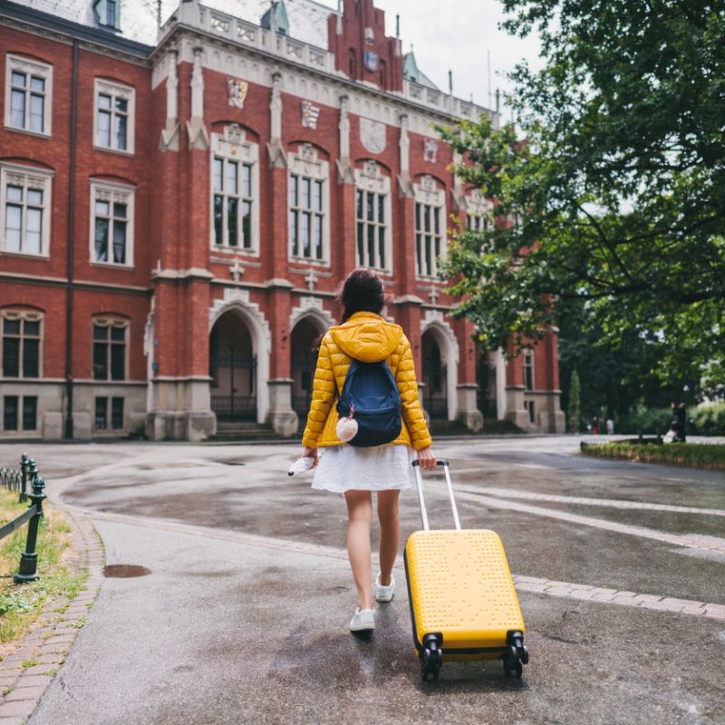 exchange-student-arriving-at-campus