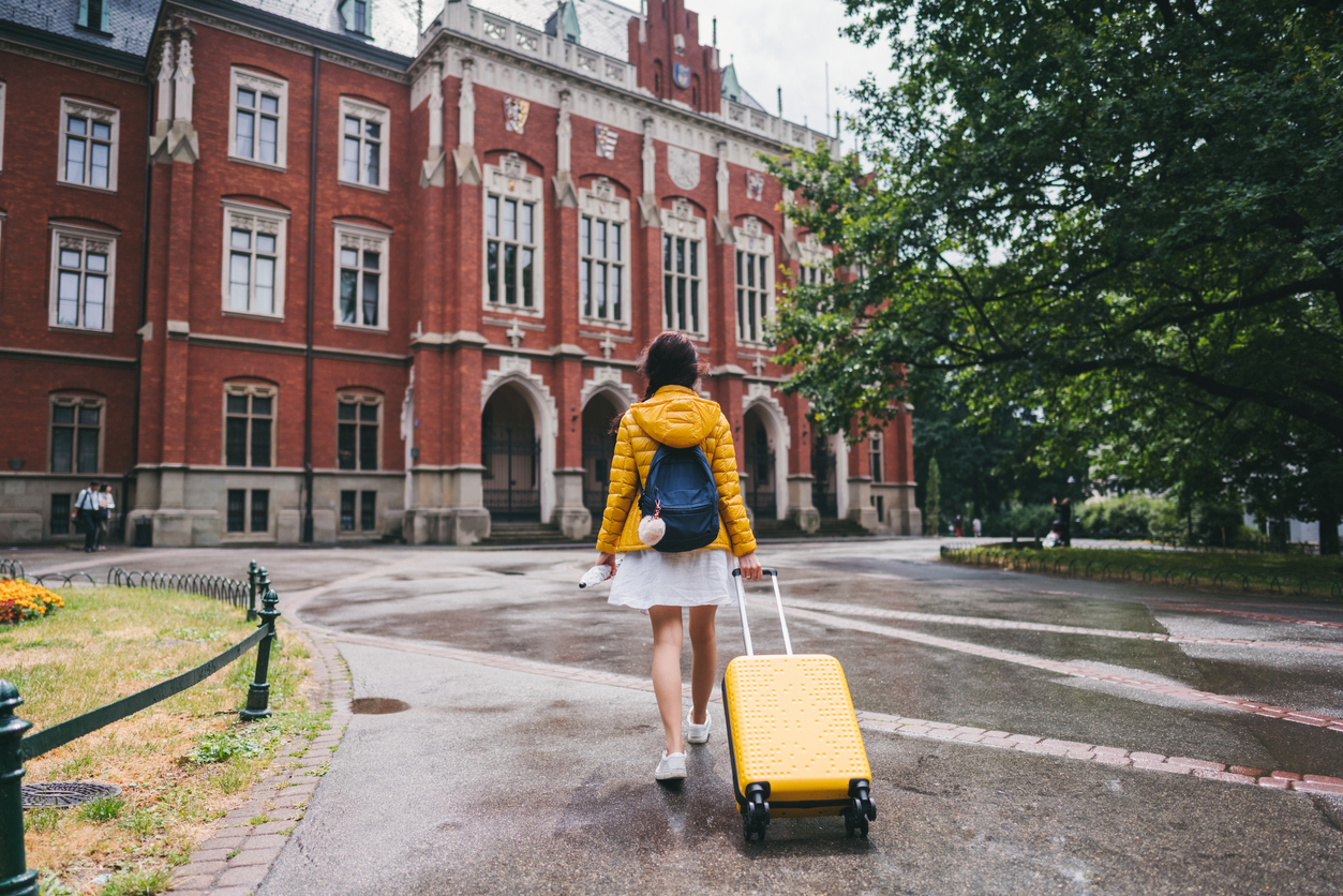 exchange-student-arriving-at-campus