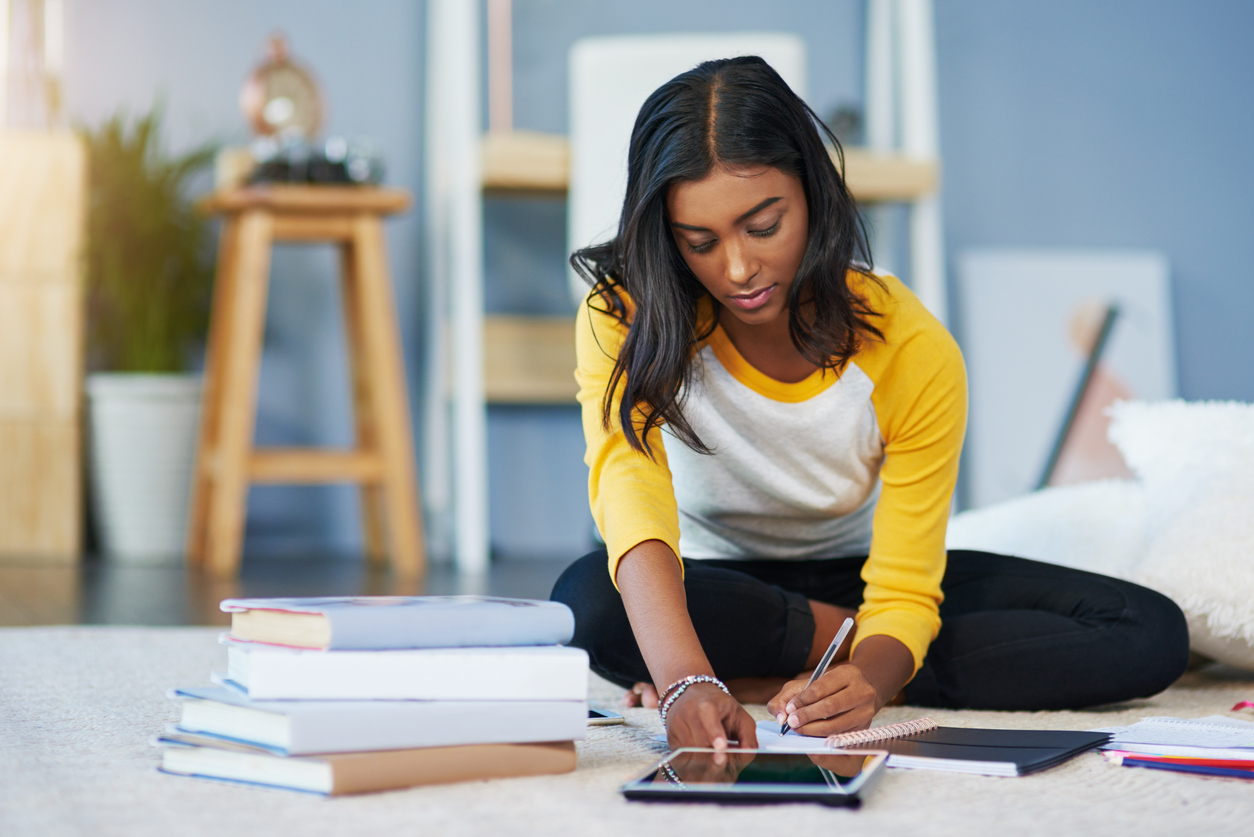 student-using-tablet-studying