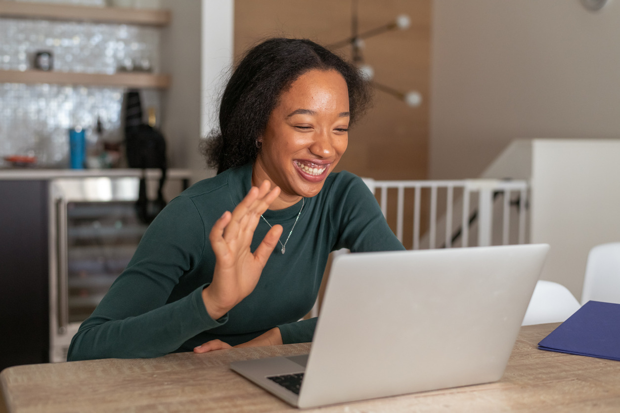 woman-waving-at-online-group